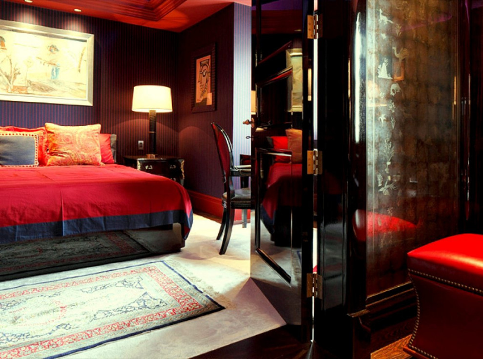 На фото: большая хозяйская спальня в классическом стиле с разноцветными стенами, ковровым покрытием, серым полом, кессонным потолком и обоями на стенах без камина