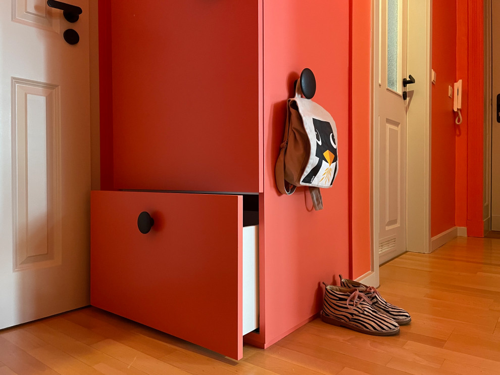 Mittelgroßer Moderner Schmaler Flur mit rosa Wandfarbe, braunem Holzboden und braunem Boden in Berlin