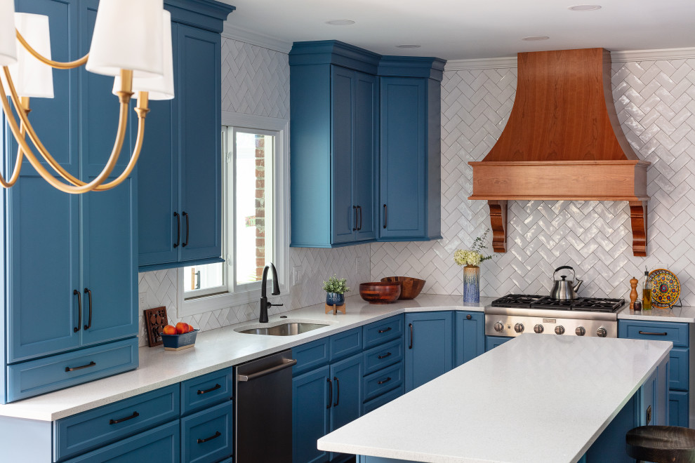 Foto på ett stort vintage vit kök, med en undermonterad diskho, skåp i shakerstil, blå skåp, bänkskiva i kvarts, vitt stänkskydd, stänkskydd i keramik, rostfria vitvaror, laminatgolv och en köksö