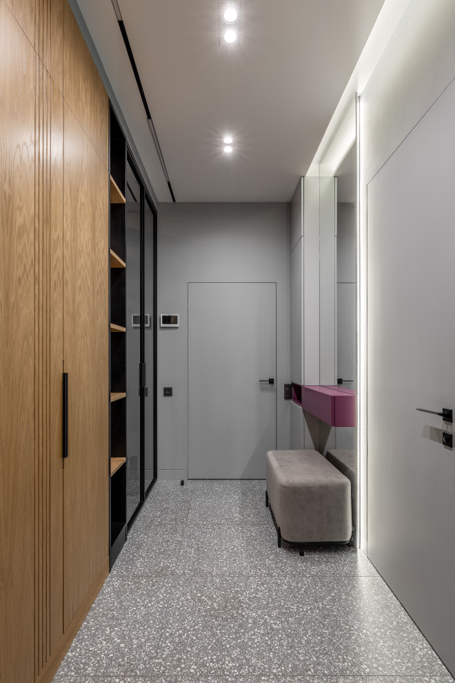 Источник вдохновения для домашнего уюта: входная дверь среднего размера: освещение в современном стиле с серыми стенами, полом из керамогранита, одностворчатой входной дверью, серой входной дверью и серым полом