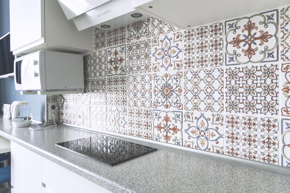 Кухонный фартук и подвесная микроволновка