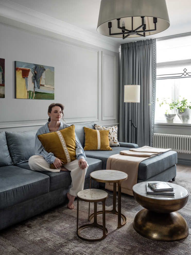 Стильный дизайн: гостиная комната в стиле неоклассика (современная классика) с серыми стенами и полом из ламината - последний тренд
