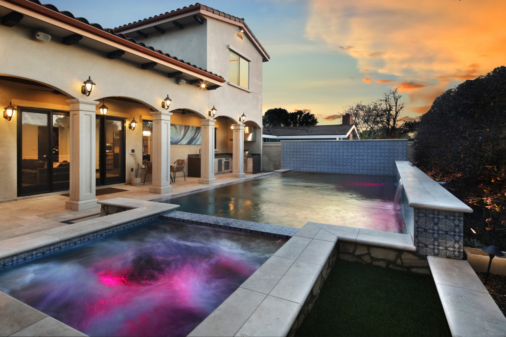 Idee per una grande piscina boho chic rettangolare dietro casa con pavimentazioni in pietra naturale