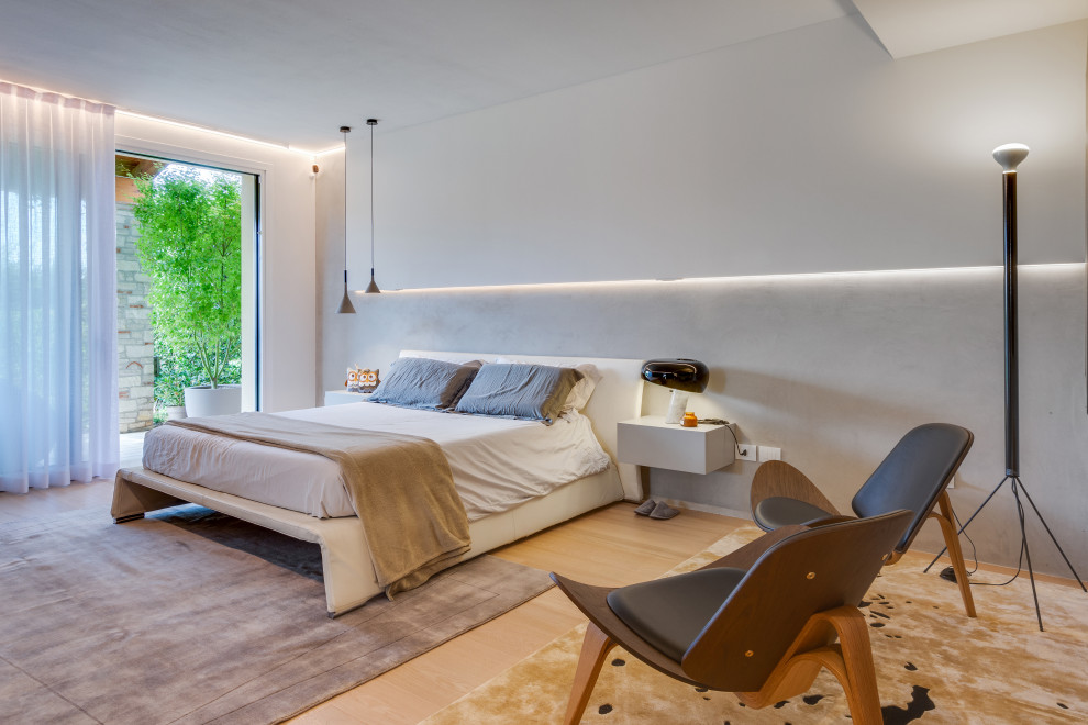 Идея дизайна: большая хозяйская спальня в стиле модернизм с серыми стенами, деревянным полом и многоуровневым потолком