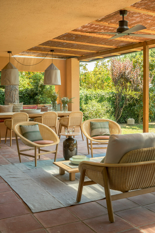 Imagen de terraza in patio trasero With suelo de baldosas