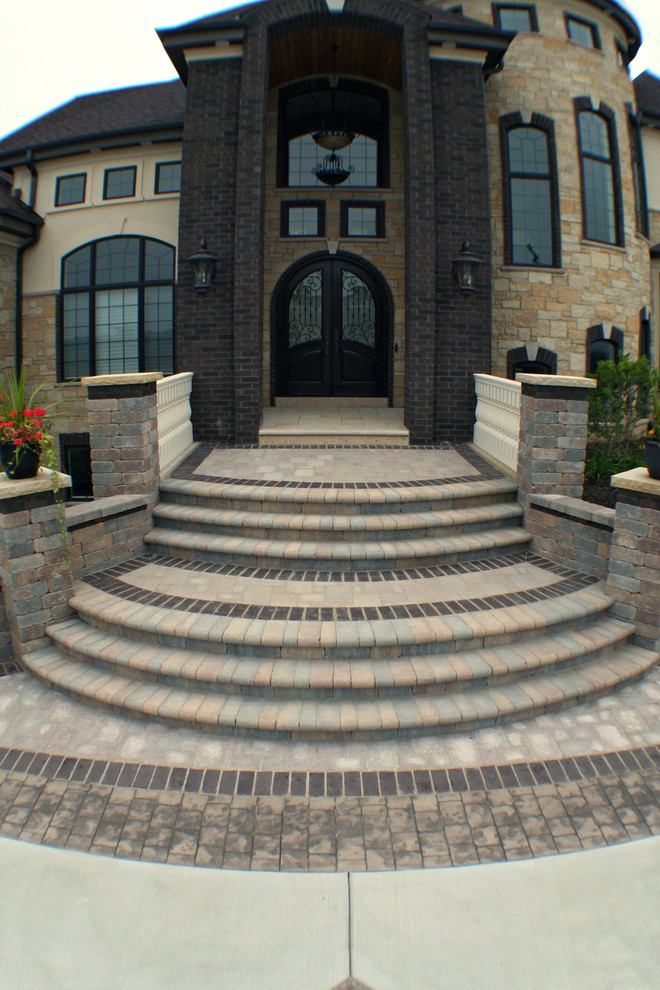 Example of a transitional home design design in Milwaukee