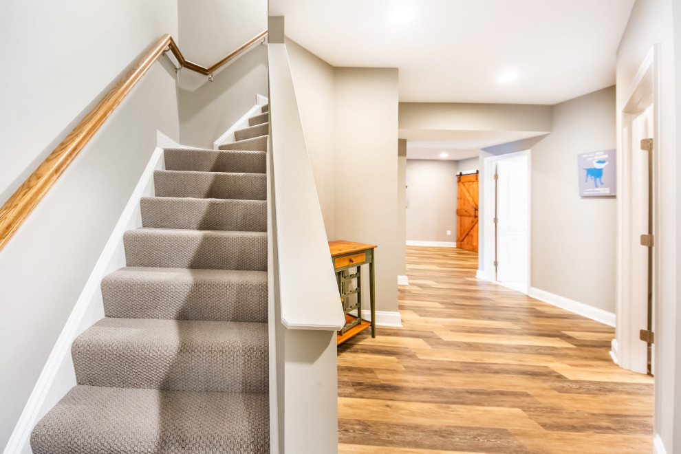 Aménagement d'un escalier classique en L de taille moyenne avec des marches en moquette et des contremarches en moquette.