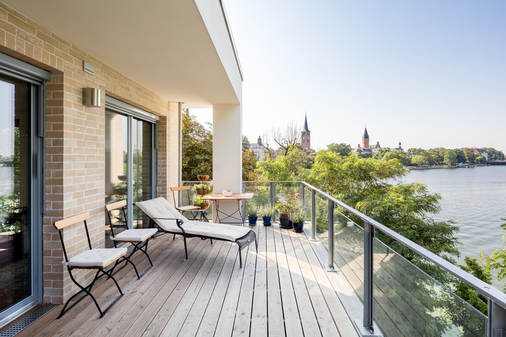 Kleine, Überdachte Landhaus Terrasse mit Kübelpflanzen in Berlin