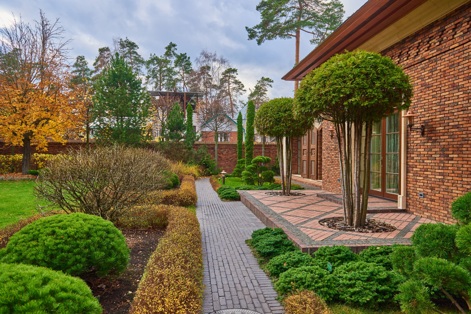 Сад в средиземноморском стиле в коттеджном поселке «Барвиха»