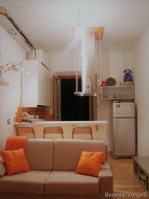 Bilocale solare modern-vardagsrum
