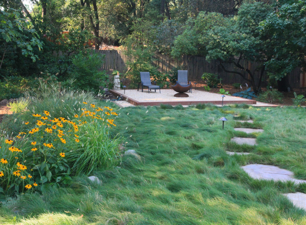 Exemple d'un jardin arrière montagne avec une exposition partiellement ombragée et du gravier.