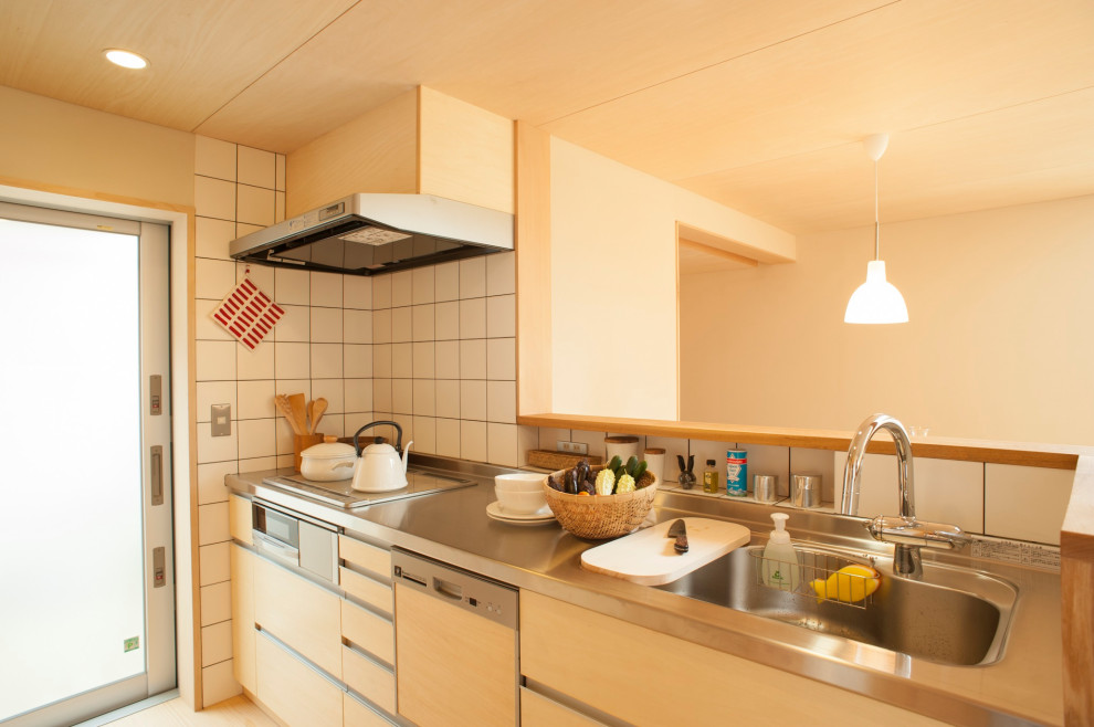 На фото: маленькая кухня в стиле модернизм с светлыми деревянными фасадами для на участке и в саду с