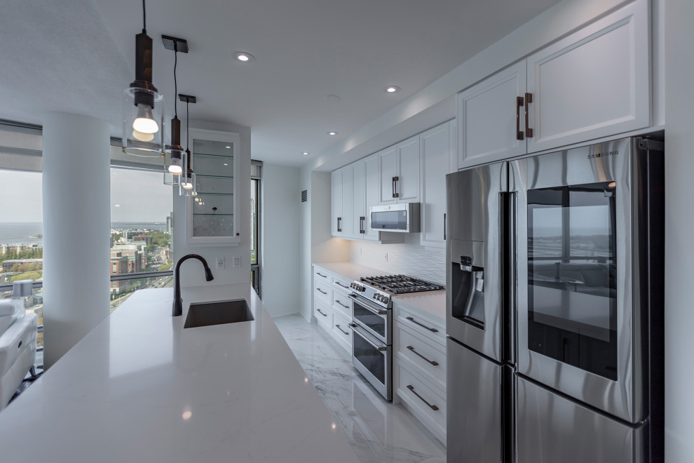 Transitional kitchen photo in Toronto