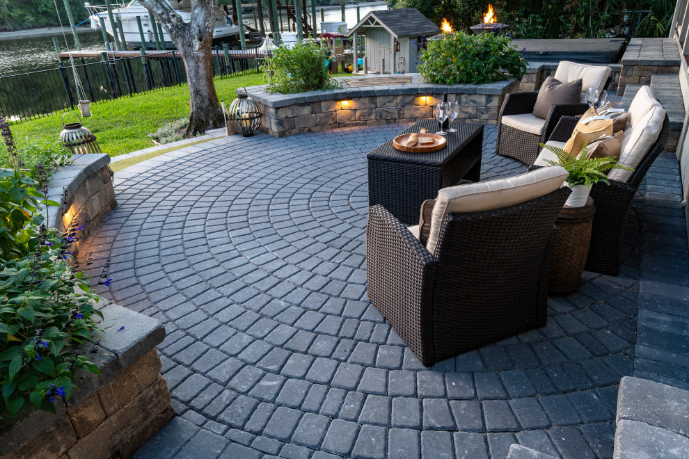 Large traditional patio in Jacksonville.