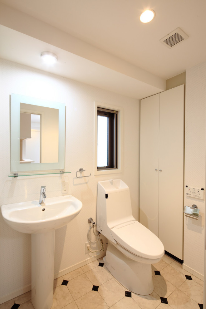 東京23区にあるトラディショナルスタイルのおしゃれなトイレ・洗面所の写真