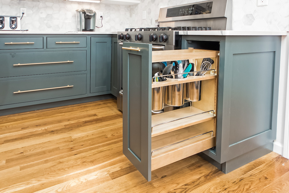 Transitional kitchen photo in Columbus