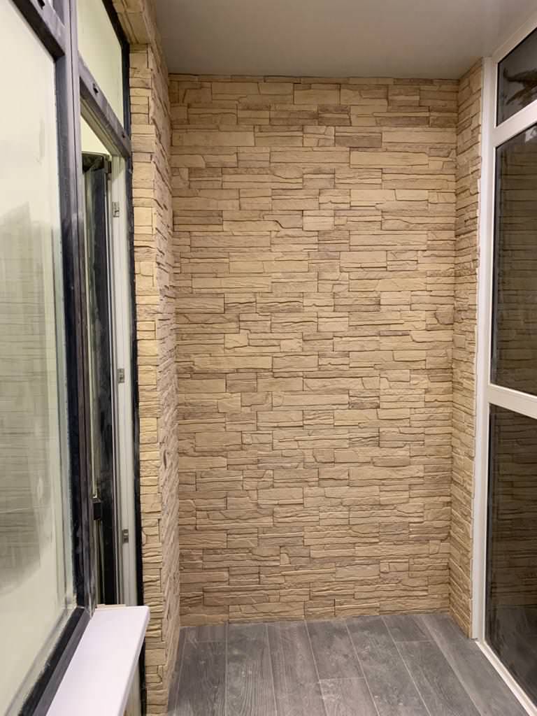 Отделка балкона декоративным камнем