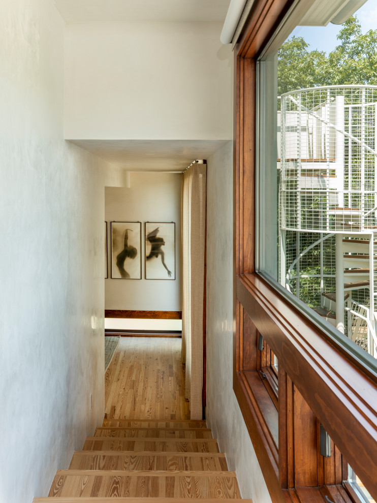 Transitional hallway photo in Austin