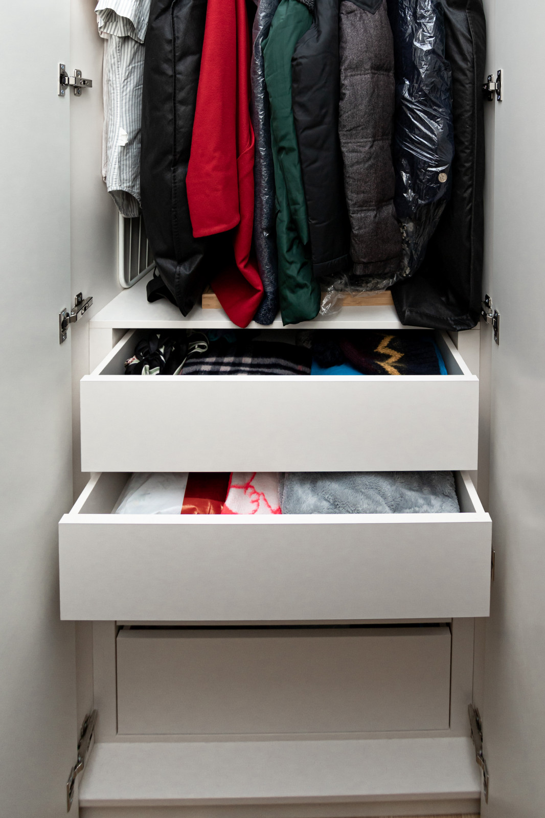 Гардероб и шкаф в прихожую в минималистичном стиле