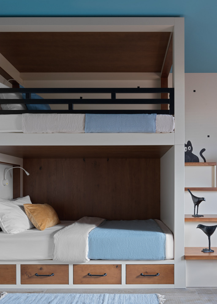 Ejemplo de dormitorio infantil urbano de tamaño medio con paredes blancas, suelo de madera en tonos medios y suelo marrón