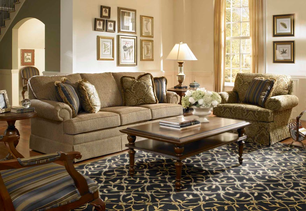 Design ideas for a traditional living room in Boston with beige walls.