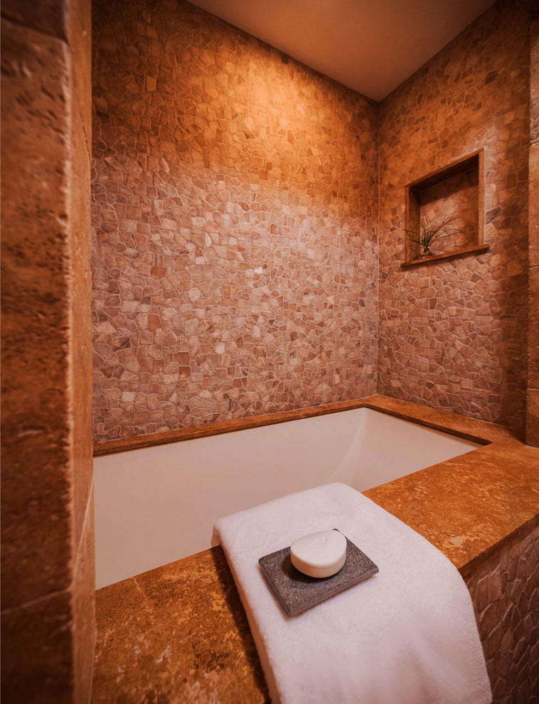 Mittelgroßes Modernes Badezimmer mit beigen Schränken, Duschbadewanne, Toilette mit Aufsatzspülkasten, Kieselfliesen, Porzellan-Bodenfliesen, Unterbauwaschbecken, beigem Boden und Einzelwaschbecken in Los Angeles