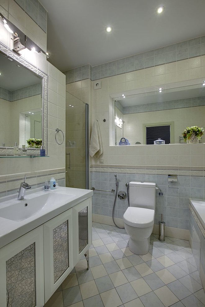 по обе стороны стекла