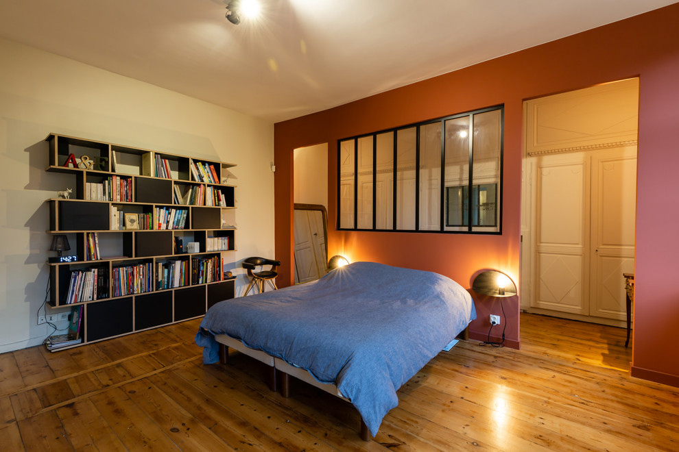 На фото: большая хозяйская спальня в стиле модернизм с красными стенами, паркетным полом среднего тона и коричневым полом без камина с