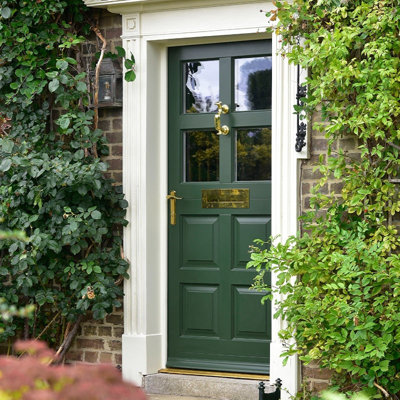 Modelo de puerta principal clásica con puerta simple y puerta verde