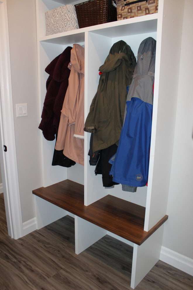 Transitional entryway photo in Toronto