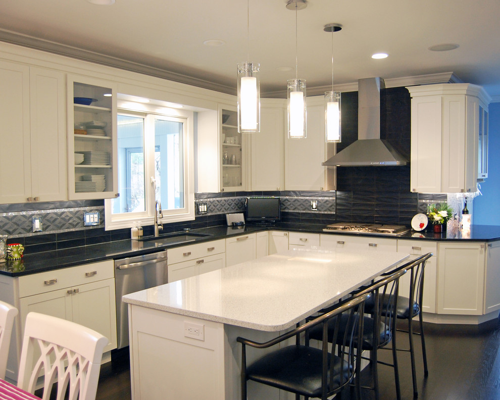 Inspiration for a mid-sized arts and crafts l-shaped eat-in kitchen in Baltimore with an undermount sink, shaker cabinets, white cabinets, wood benchtops, black splashback, ceramic splashback, stainless steel appliances, with island and dark hardwood floors.
