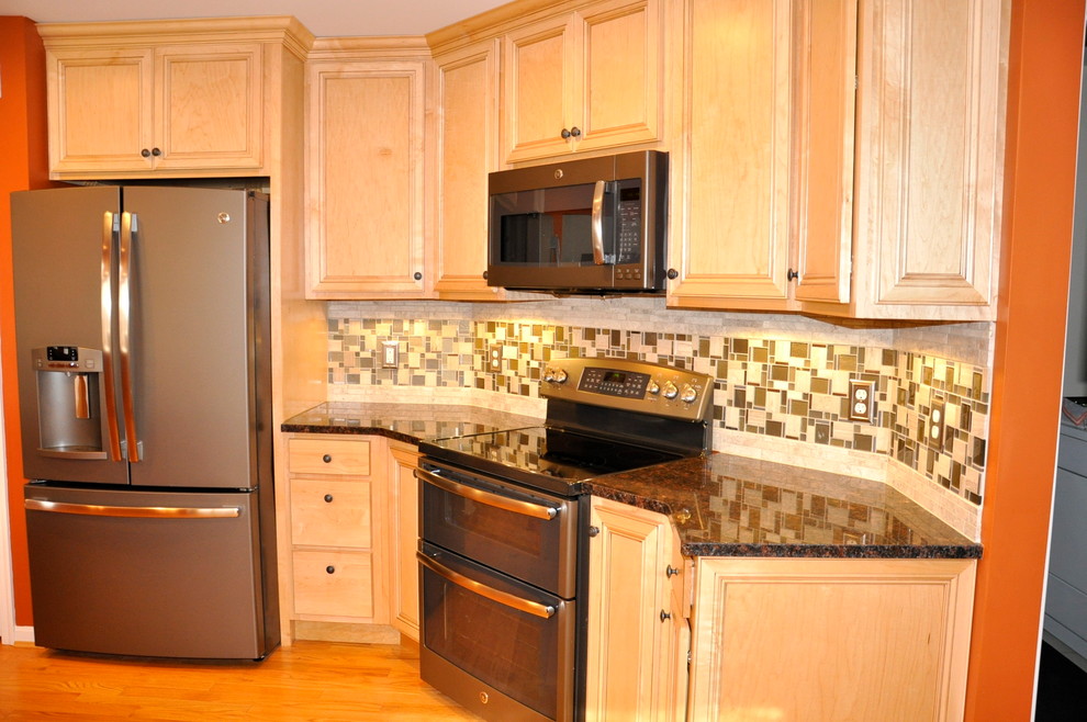 Example of a mid-sized transitional u-shaped light wood floor eat-in kitchen design in Cincinnati with an undermount sink, raised-panel cabinets, light wood cabinets, granite countertops, gray backsplash, glass sheet backsplash, colored appliances and an island