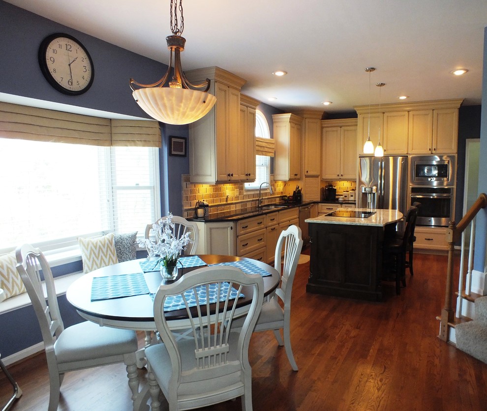 Transitional kitchen photo in Cincinnati