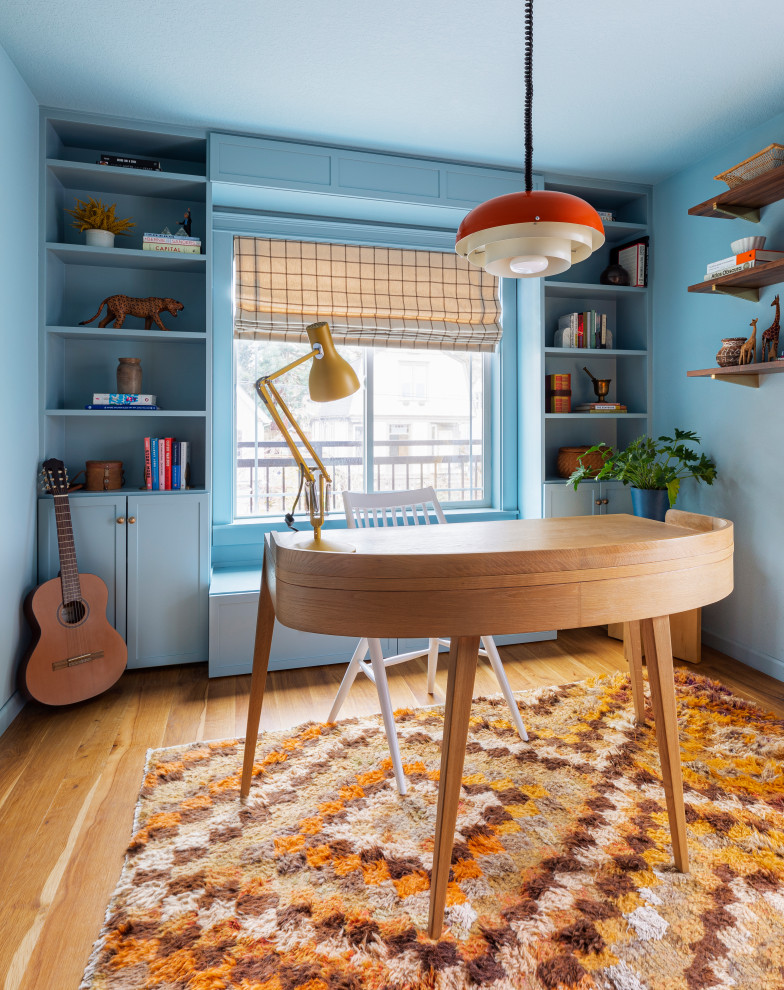 ポートランドにある高級な小さなエクレクティックスタイルのおしゃれなホームオフィス・書斎 (ライブラリー、青い壁、淡色無垢フローリング、自立型机) の写真