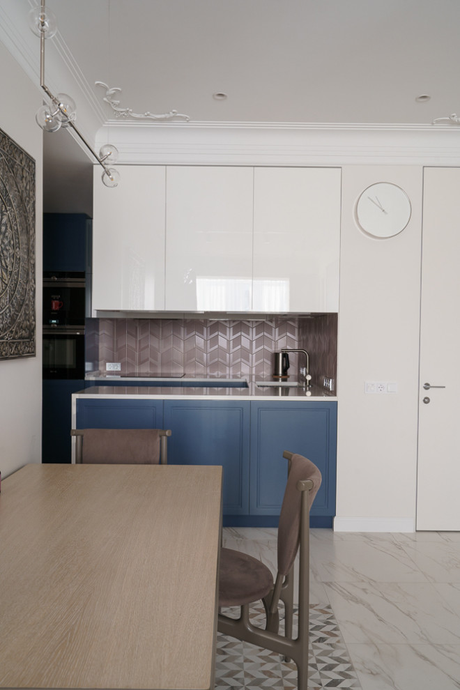 Кухня с ящиками, закрепленными на потолке