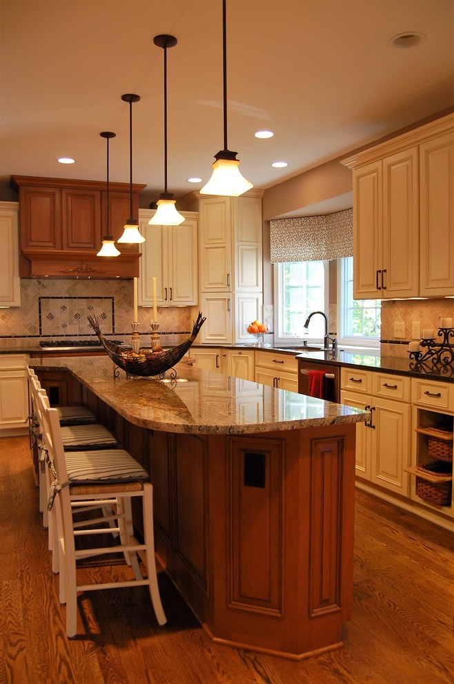 Kitchen - transitional kitchen idea in DC Metro