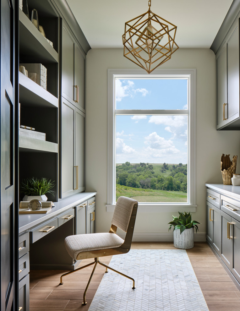 Diseño de despacho clásico renovado de tamaño medio con paredes blancas, suelo de baldosas de porcelana, escritorio empotrado y suelo beige