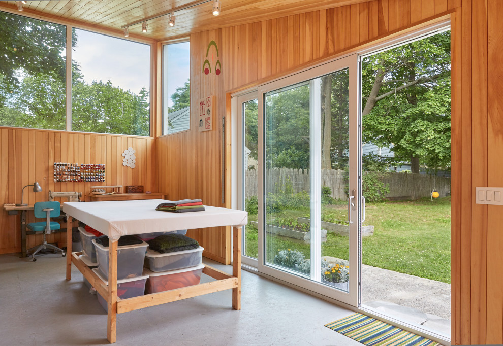 Свежая идея для дизайна: маленькая домашняя мастерская в стиле модернизм с деревянным потолком и деревянными стенами для на участке и в саду - отличное фото интерьера