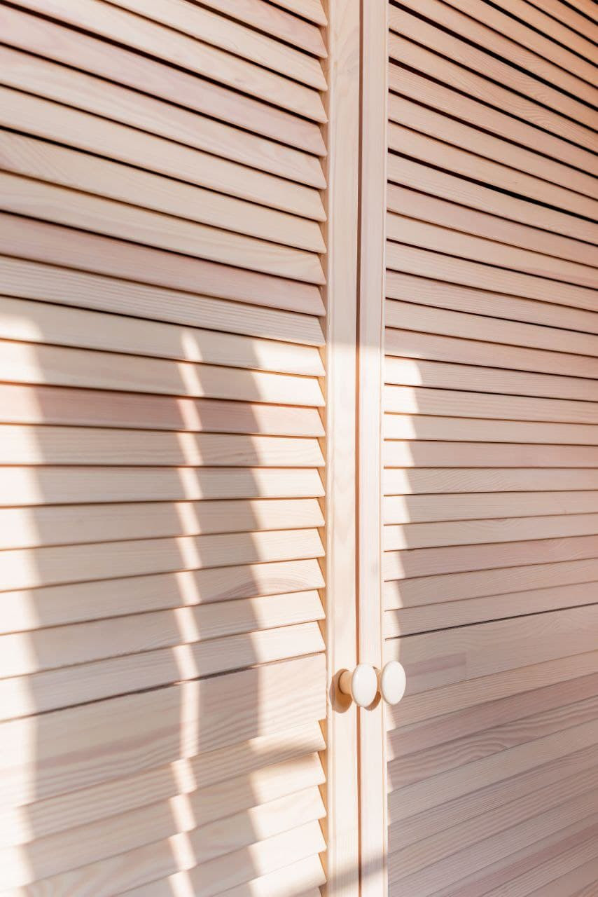 Шкаф с жалюзийными фасадами из массива