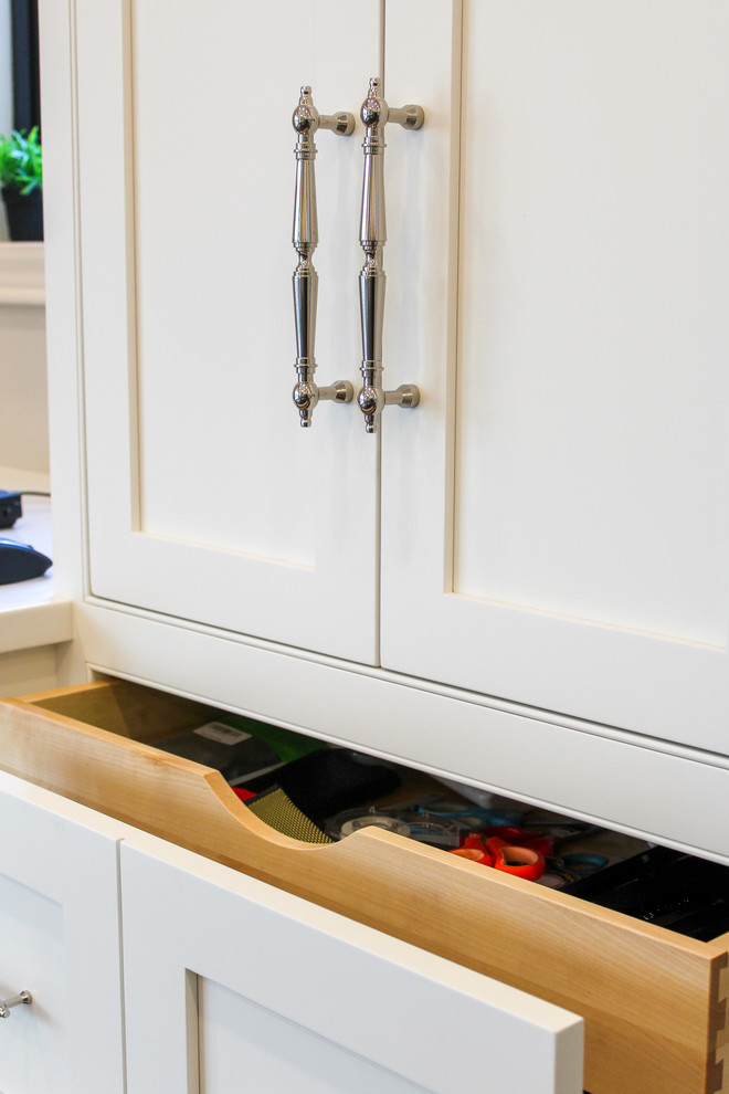 Eat-in kitchen - mid-sized transitional u-shaped dark wood floor and brown floor eat-in kitchen idea in Toronto with an undermount sink, shaker cabinets, white cabinets, quartzite countertops, multicolored backsplash, mosaic tile backsplash, stainless steel appliances, an island and white countertops