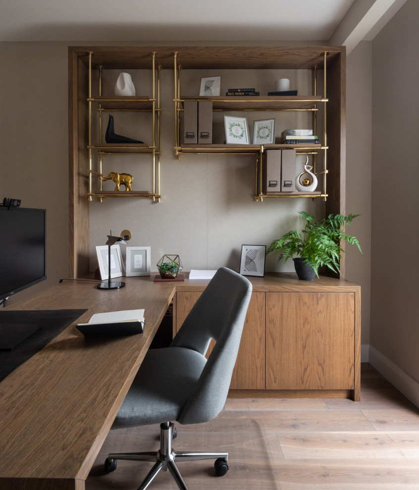 Réalisation d'un bureau design de taille moyenne avec un mur beige, un sol en bois brun et un bureau intégré.