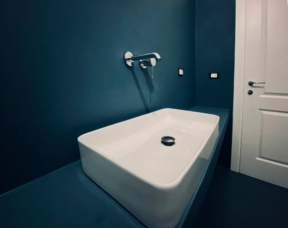 Свежая идея для дизайна: туалет среднего размера в стиле фьюжн с синими стенами, синим полом и синей столешницей - отличное фото интерьера