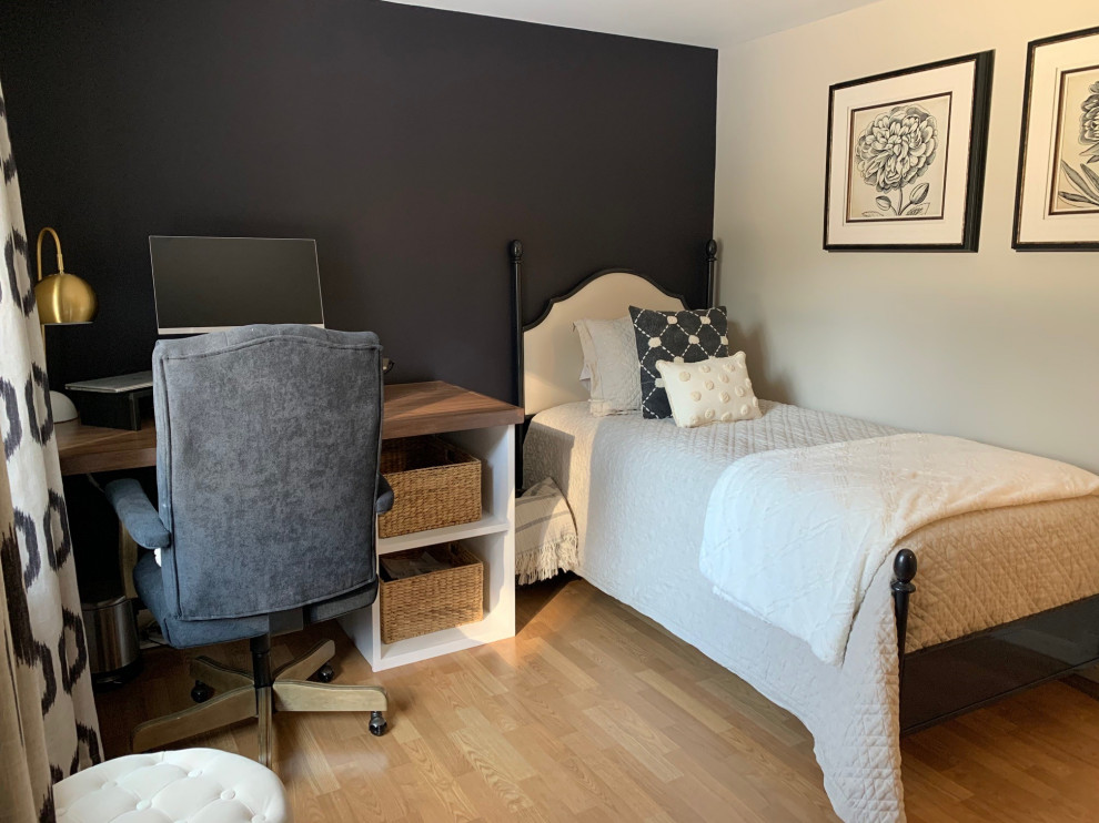 Идея дизайна: маленькая гостевая спальня (комната для гостей) в стиле неоклассика (современная классика) с черными стенами и полом из ламината для на участке и в саду
