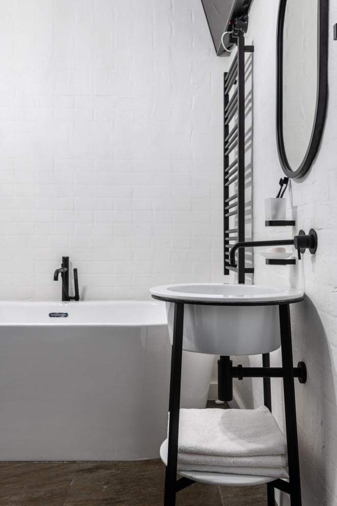 Пример оригинального дизайна: главная ванная комната среднего размера в стиле лофт с отдельно стоящей ванной, душевой комнатой, консольной раковиной и тумбой под одну раковину
