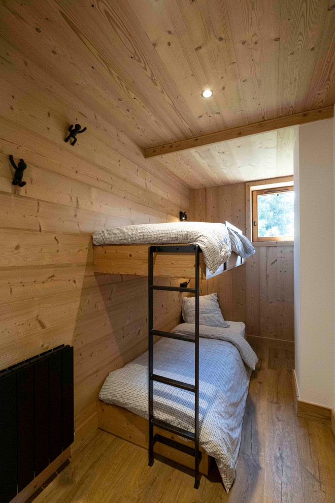 Idée de décoration pour une petite chambre d'enfant chalet en bois avec un mur blanc, sol en stratifié, un sol marron, un plafond en bois et un lit superposé.