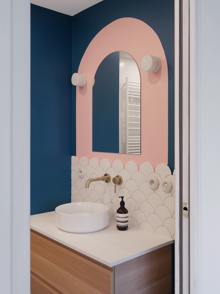 Свежая идея для дизайна: маленькая главная ванная комната со стиральной машиной в стиле модернизм с полновстраиваемой ванной, белой плиткой, керамогранитной плиткой, розовыми стенами, полом из керамической плитки, накладной раковиной, столешницей из ламината, синим полом, белой столешницей, тумбой под одну раковину и встроенной тумбой для на участке и в саду - отличное фото интерьера