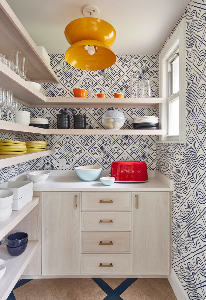 Foto på ett mellanstort eklektiskt vit kök, med luckor med upphöjd panel, skåp i ljust trä, bänkskiva i kvarts, vitt stänkskydd, rostfria vitvaror, korkgolv, en köksö och flerfärgat golv