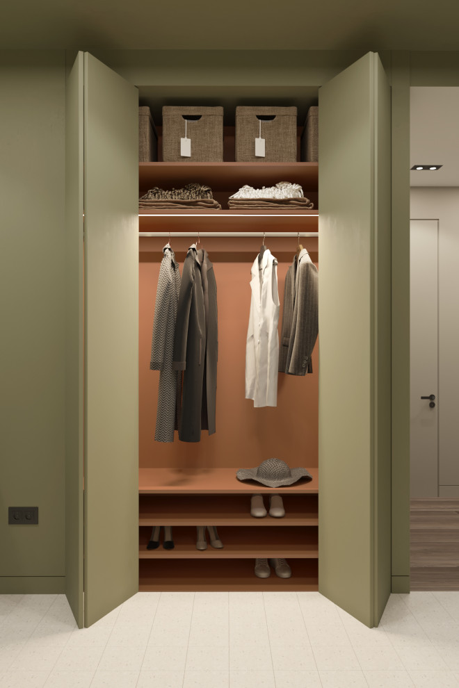 Яркая прохожая