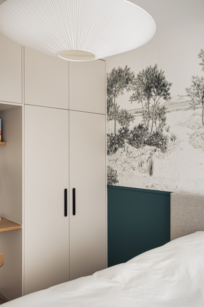 Immagine di un armadio o armadio a muro unisex scandinavo di medie dimensioni con ante lisce, ante beige e parquet chiaro