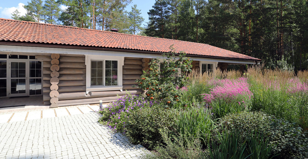 Сад у тёмных бревен